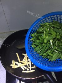 酥脆可口的韭菜干子做法图解3)