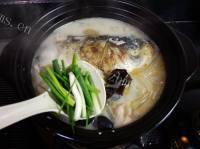 美味的粉皮木耳鲢鱼头煲做法图解10)