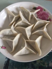 鲜美的木耳香菇水饺做法图解5)