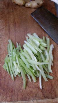 家常菜肉丝芹菜做法图解3)