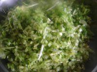 自制芹菜肉馄饨做法图解2)