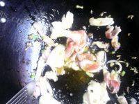 家常菜辣白菜炒土豆片做法图解6)