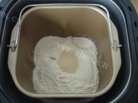 日式炼乳面包做法图解2)