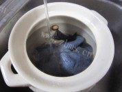 美味的参茸乌鸡汤做法图解3)