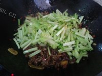 质嫩爽口的芹菜炒牛肉做法图解7)