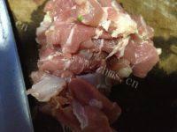 营养丰富的紫菜丝瓜瘦肉汤做法图解3)