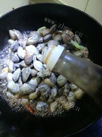 诱人的辣炒花蛤做法图解8)