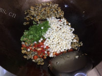 美味的雪菜芡实炒薄壳米的做法图解八
