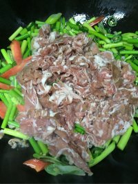 美味的蒜薹炒羊肉片做法图解6)