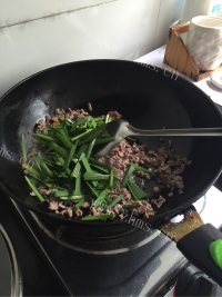 家常牛肉炒韭菜做法图解2)