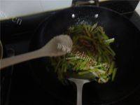 家常菜芹菜炒瘦肉做法图解5)