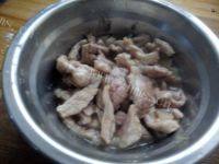 家常菜包菜炒肉丝做法图解3)