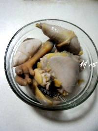 美味的竹荪香菇鸡汤做法图解4)
