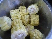 美味的玉米煲猪蹄做法图解4)