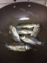 诱人的鲫鱼汤做法图解3)
