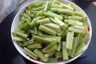 自己做的芹菜炒肉做法图解1)