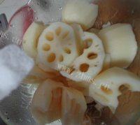 味道不错的莲藕排骨汤做法图解2)