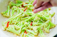 香飘十里的干煸菜花做法图解5)