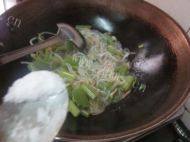 芹菜炒粉条做法图解8)