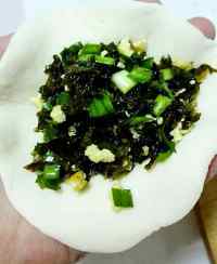 美味的地软韭菜鸡蛋包子做法图解6)