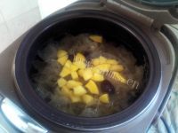 美容黄桃银耳汤做法图解6)