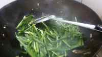 色味俱佳的韭菜炒鸡蛋做法图解3)