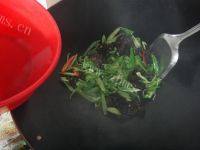 色泽不错的菜椒炒肉做法图解4)