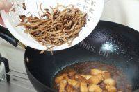 家常菜茶树菇烧五花肉做法图解11)
