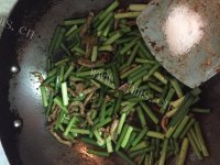 可口的肉丝蒜苔做法图解5)