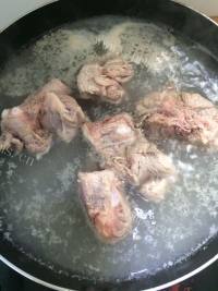 美味的冬瓜海带排骨汤做法图解2)