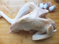 营养丰富的板栗炖鸡的做法图解二