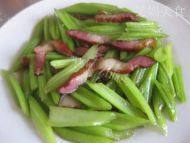 家常菜腊肉炒芹菜