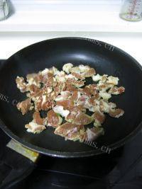 美味的孜然羊肉做法图解3)