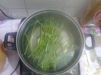 美味的枸杞猪肝瘦肉汤做法图解3)