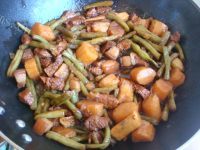 味道超好的猪肉炖山药豆角做法图解10)