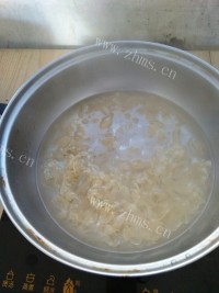美味的紫薯百合银耳羹做法图解4)