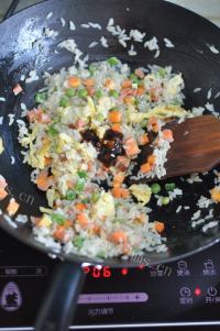 人间美味般的沙拉炒饭做法图解6)