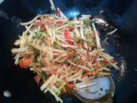 营养丰富的肉丝炒香芹