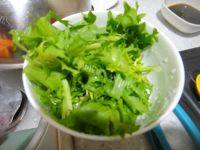 家常菜凉拌茼蒿做法图解2)