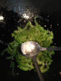 绿色食物苦瓜煎蛋做法图解6)