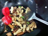 简单的蒜香豆干五花肉做法图解6)