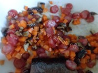 美食香菇腊肠煲仔饭做法图解7)