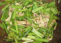 家常菜芹菜炒豆腐皮做法图解6)