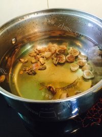 美味的霸王花猪骨汤做法图解4)