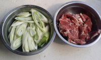 家常菜葱爆羊肉做法图解2)