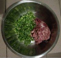 简易的芹菜肉包子做法图解6)