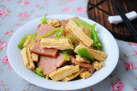 美味的腐竹炒午餐肉做法图解8)