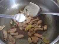 家常菜肉炒菜花做法图解9)