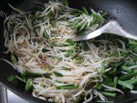 家常菜绿豆芽炒韭菜做法图解5)