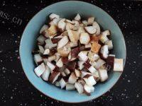 香菇豆角肉丁焖饭的做法图解二
